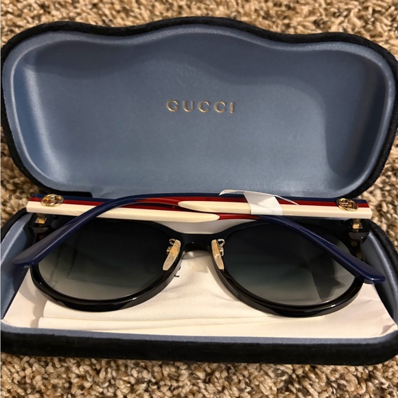 Gucci Dark Frame Sunglasses with Case - Picture 4 of 6